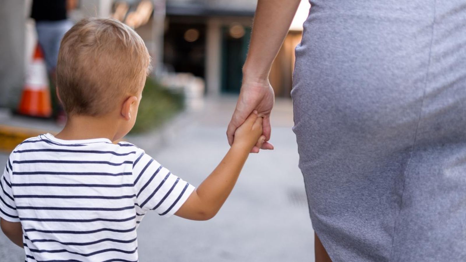 Les famílies formades per mares soles amb fills a càrrec s'enfronten a un risc de pobresa més gran Les famílies formades per mares soles amb fills a càrrec s'enfronten a un risc de pobresa més gran