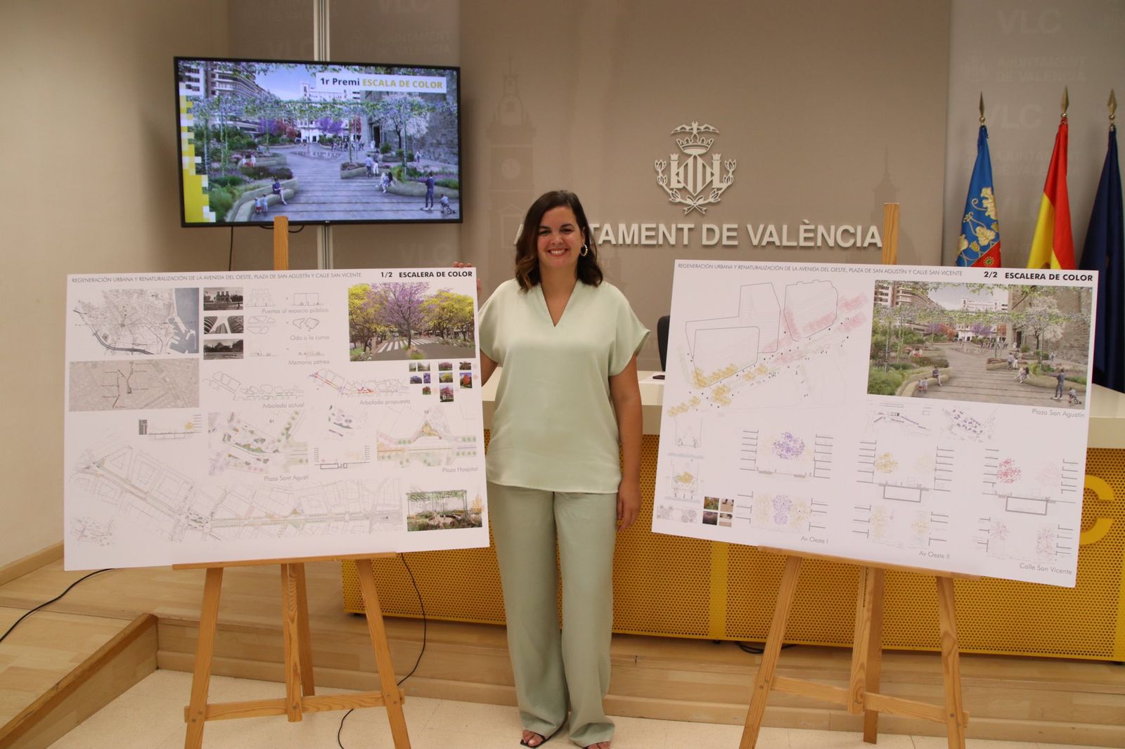 La regidora de Desenvolupament Urbà de l'Ajuntament de València, Sandra Gómez, i el projecte guanyador per a la reforma de l'entorn de Sant Agustí