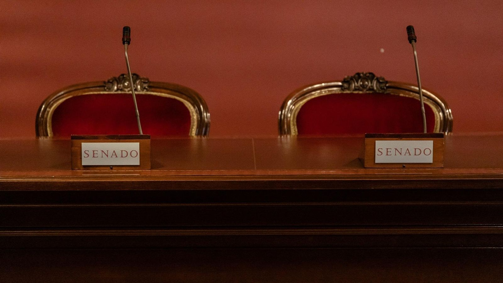 Dos seients en una de les sales del Senat