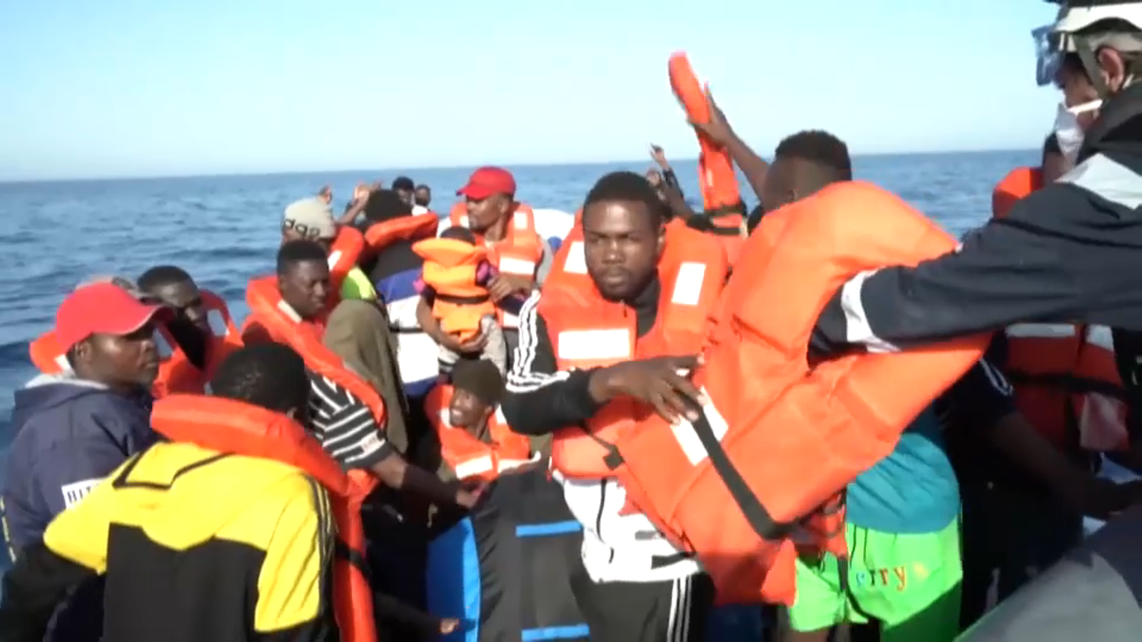 Imatge del rescat d'un centenar de persones migrants pel Sea-Watch, dijous passat