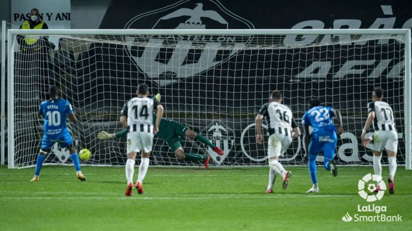 Peu Nteka va fer, de penal, el definitiu 1-2