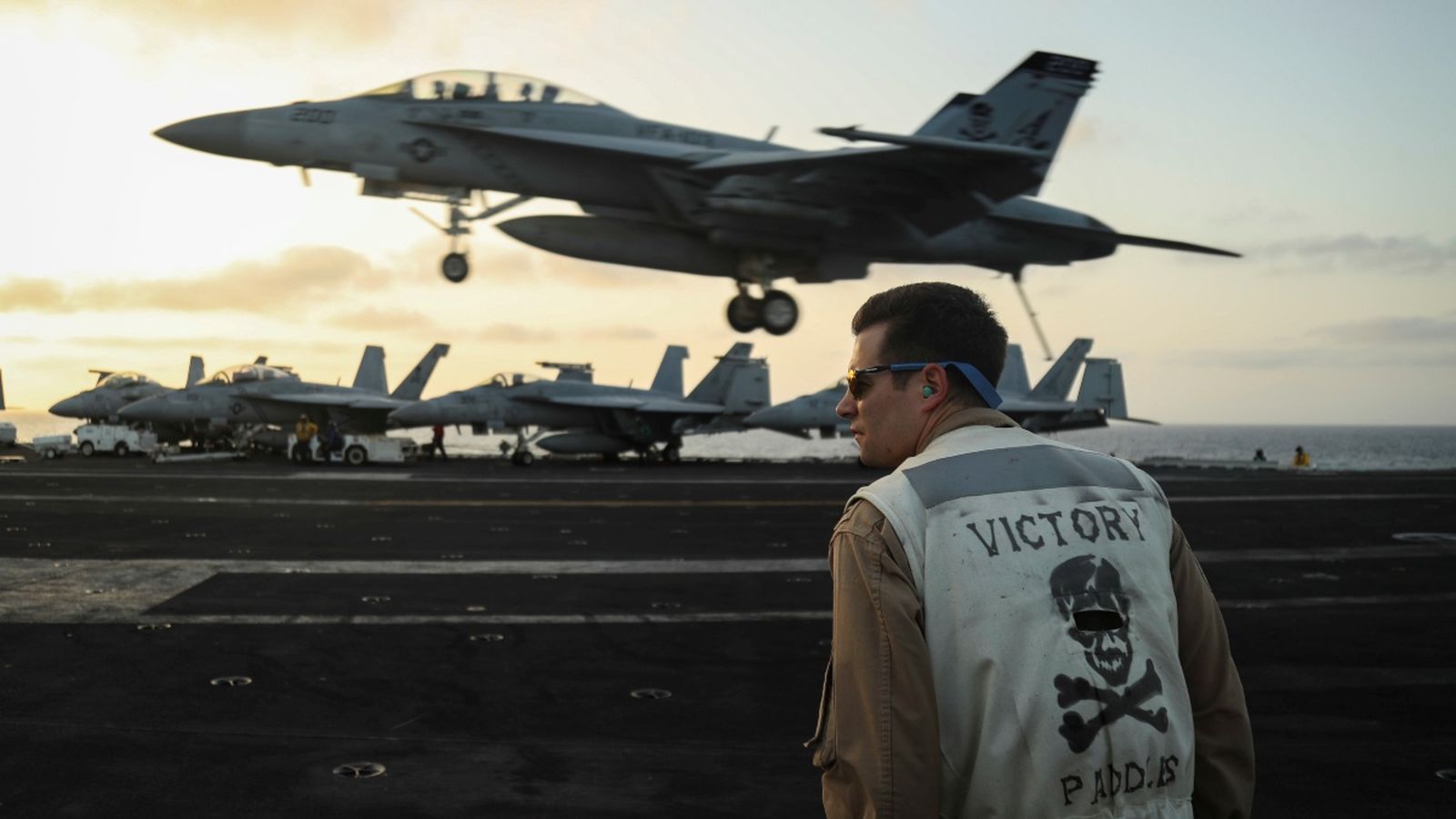 Maniobres d'enlairament al portaavions Abraham Lincoln, que opera al  mar aràbic