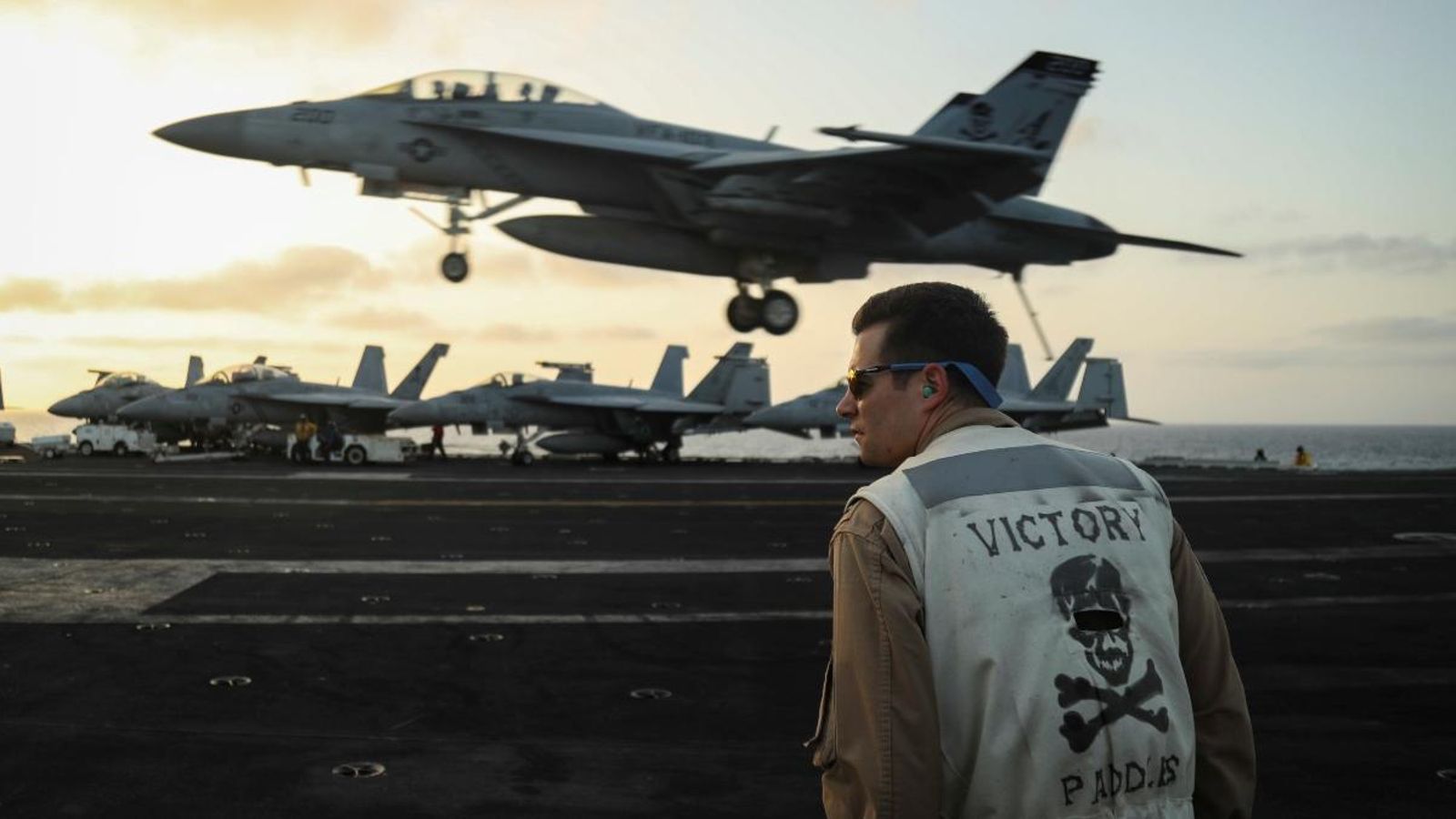 Maniobres d'enlairament al portaavions Abraham Lincoln, que opera al mar aràbic