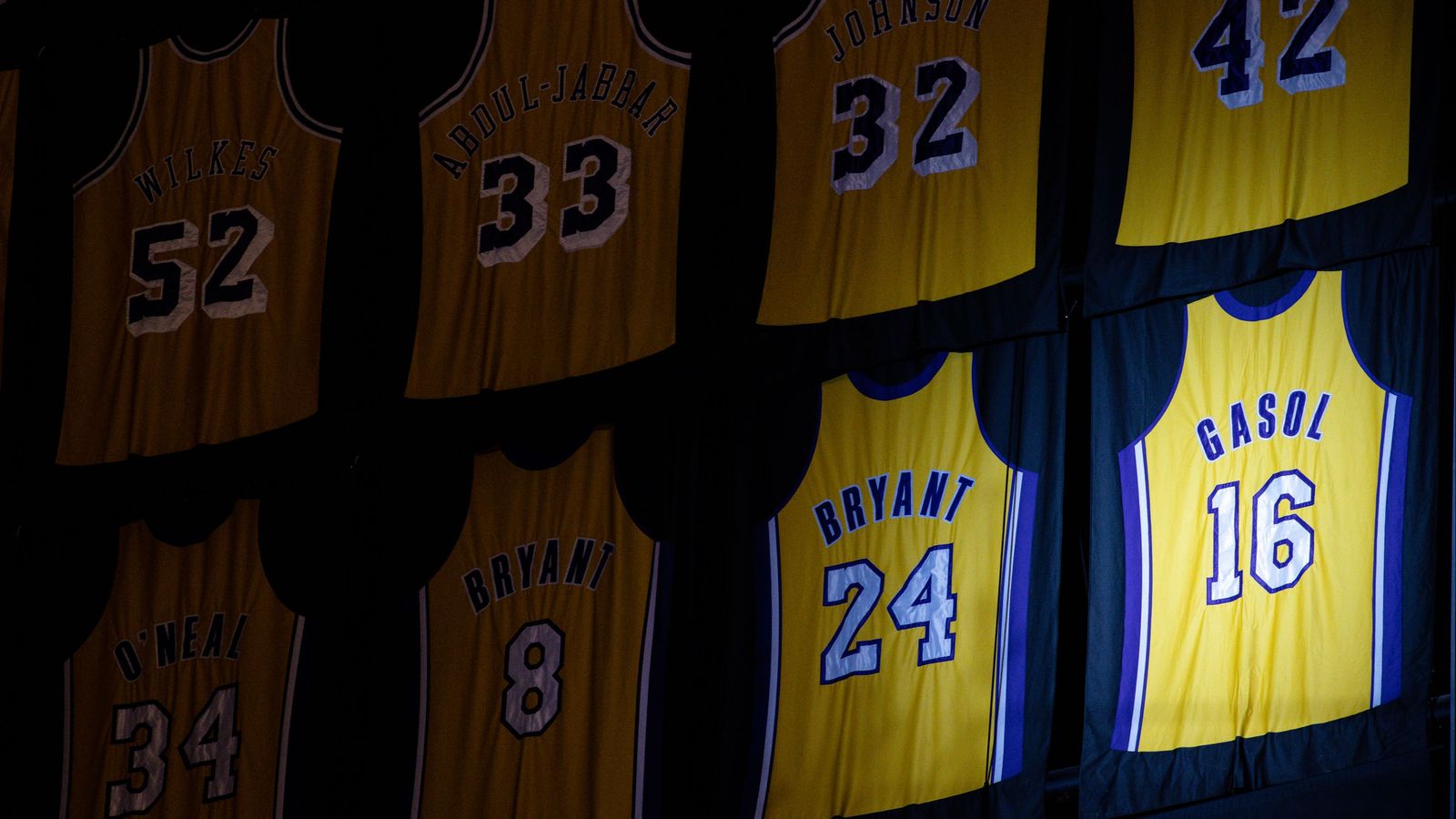 La samarreta de Gasol penjada al Crypt.com Arena