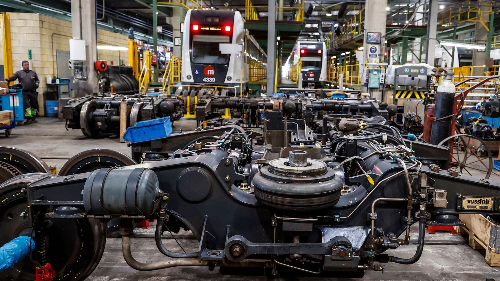 En imatge, reparació d'un dels combois afectats per la dana en el lloc de comandament provisional