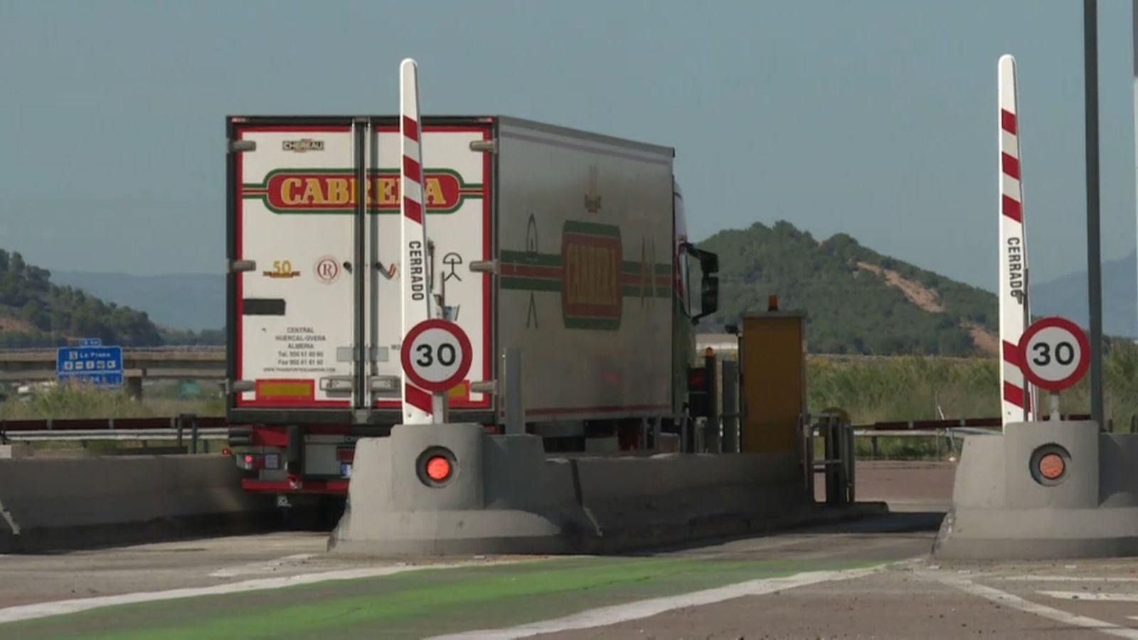 Un camió passa per un peatge de l'AP-7