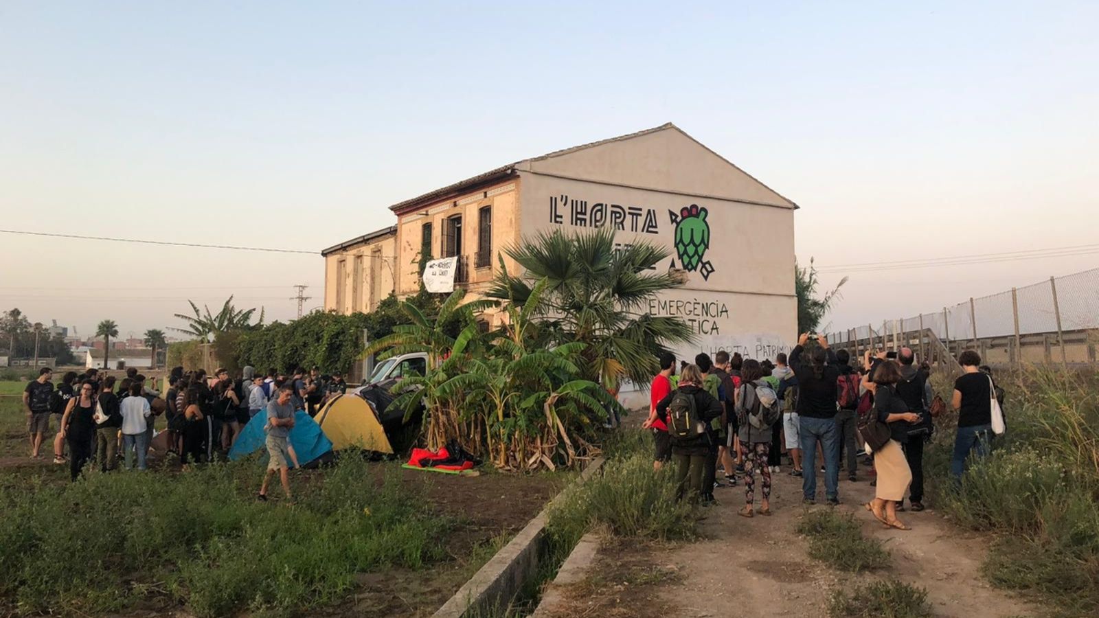 El grup de manifestants, aquest matí davant l’alqueria Forn de Barraca