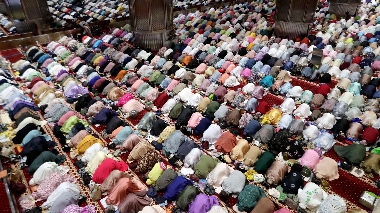Els musulmans d'Indonèsia resen a la mesquita Istiqlal durant la primera nit del Ramadà