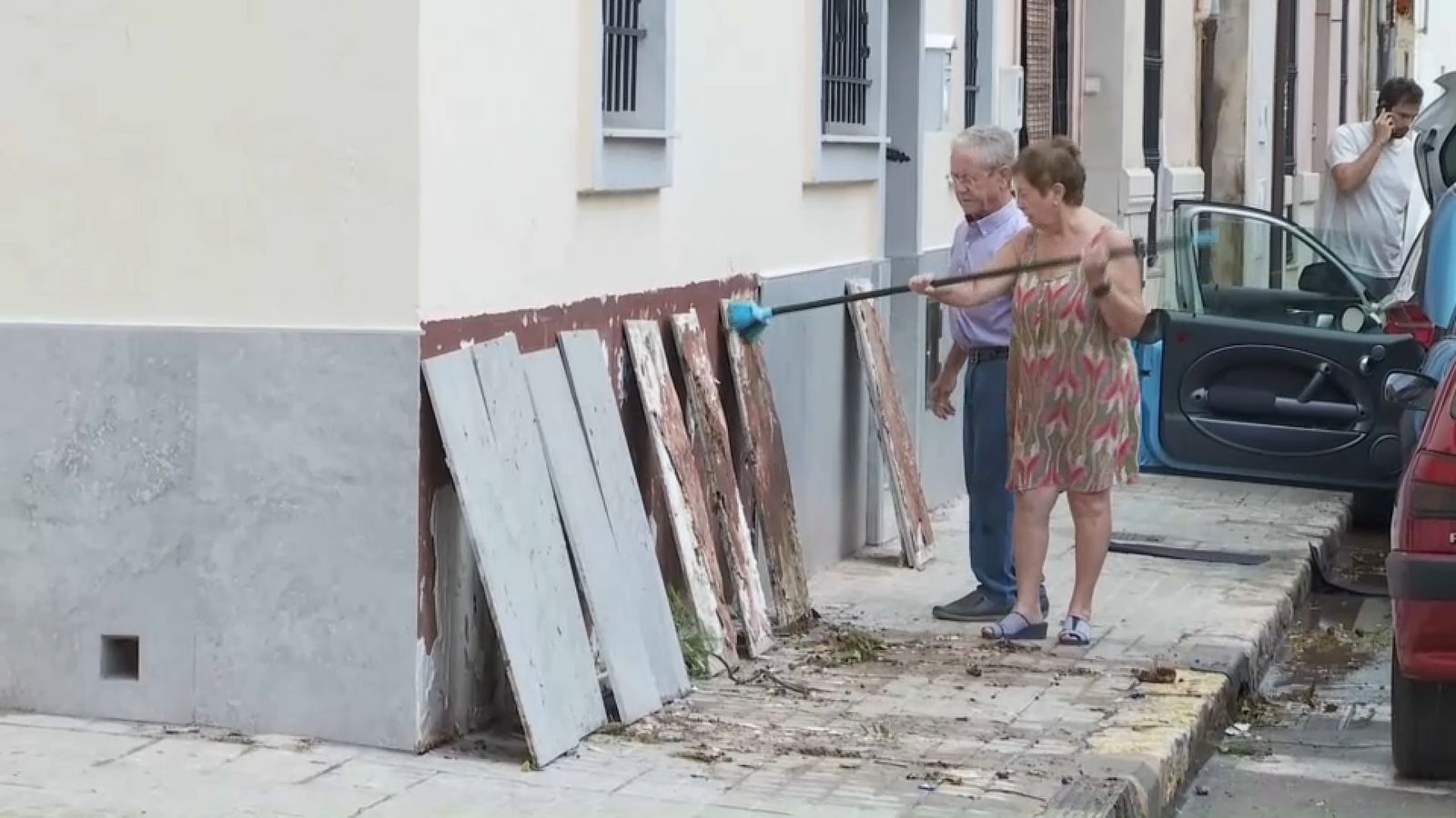 Veïnat de l'Horta Nord neteja les conseqüències de la pluja d'anit