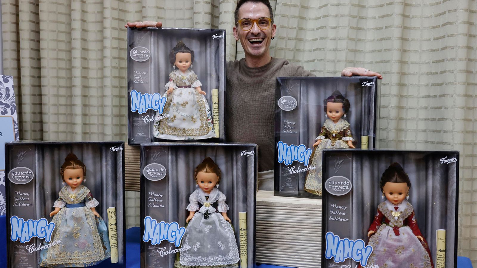 El dissenyador Eduardo Cervera durant la presentació de les Nancy Fallera