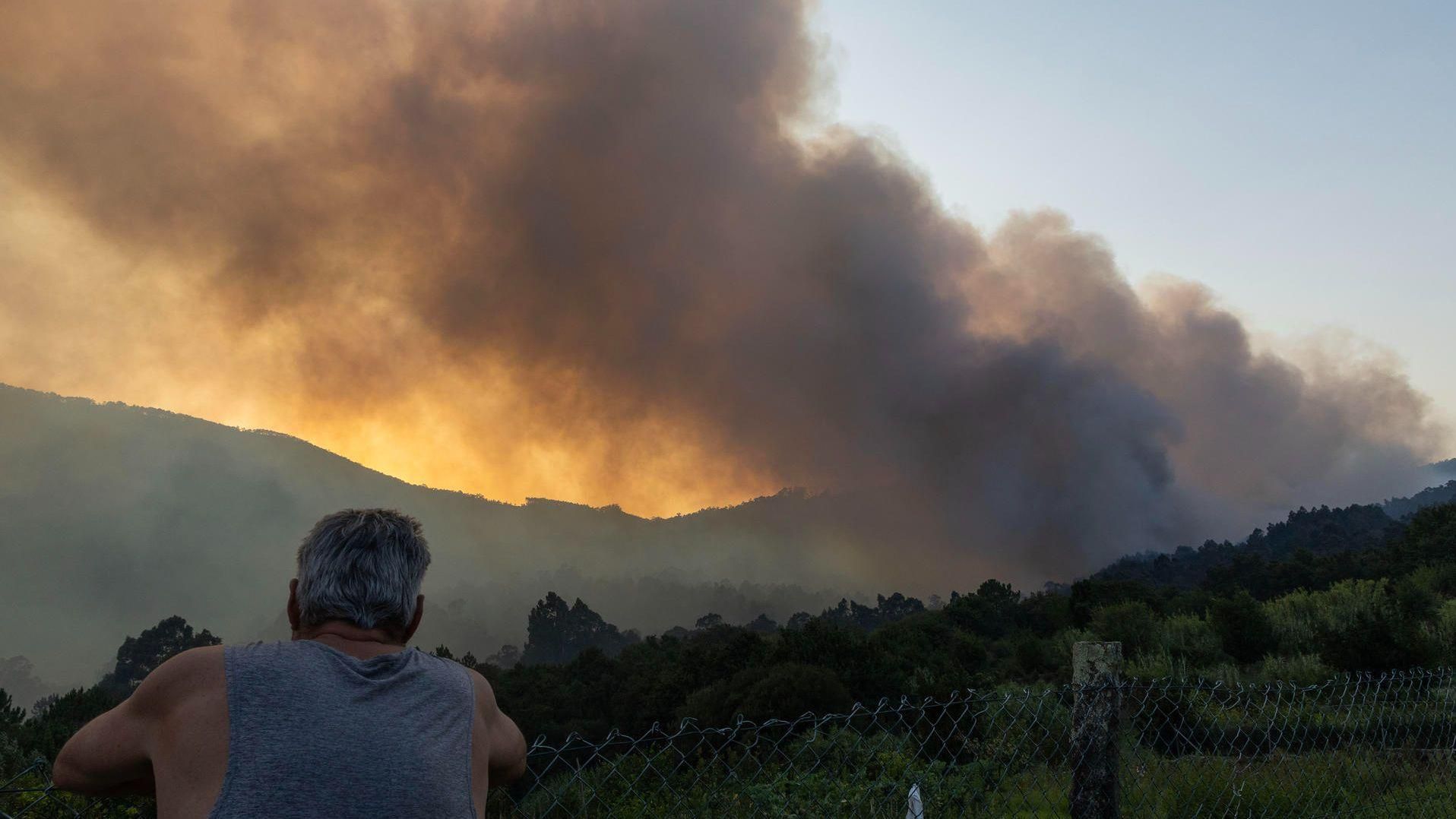 Un veí observa l'incendi de Vilaboa, prop del nucli de Vilar, a Galícia, que es va declarar este dijous a la vesprada Un veí observa l'incendi de Vilaboa, prop del nucli de Vilar, a Galícia, que es va declarar este dijous a la vesprada