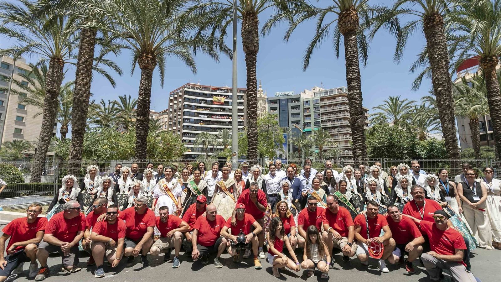 Pirotecnia Alto Palancia després de disparar la mascletà que els ha fet guanyadors