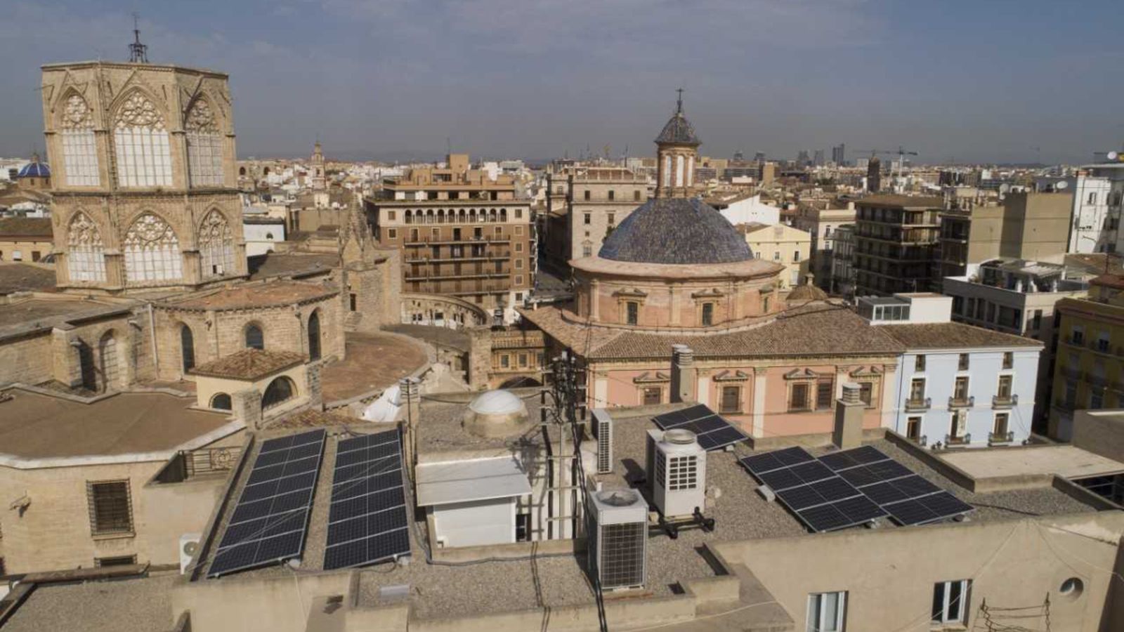 Instal·len 25 plaques solars a la Casa del Punt de Ganxo