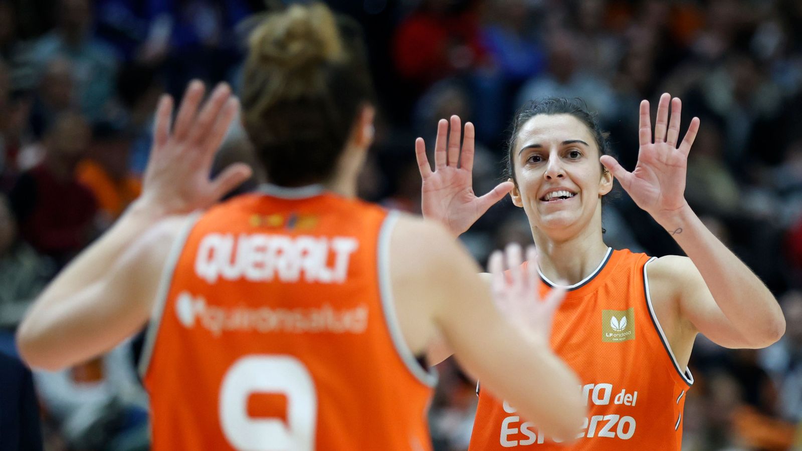 Les jugadores del València Basket celebren una cistella
