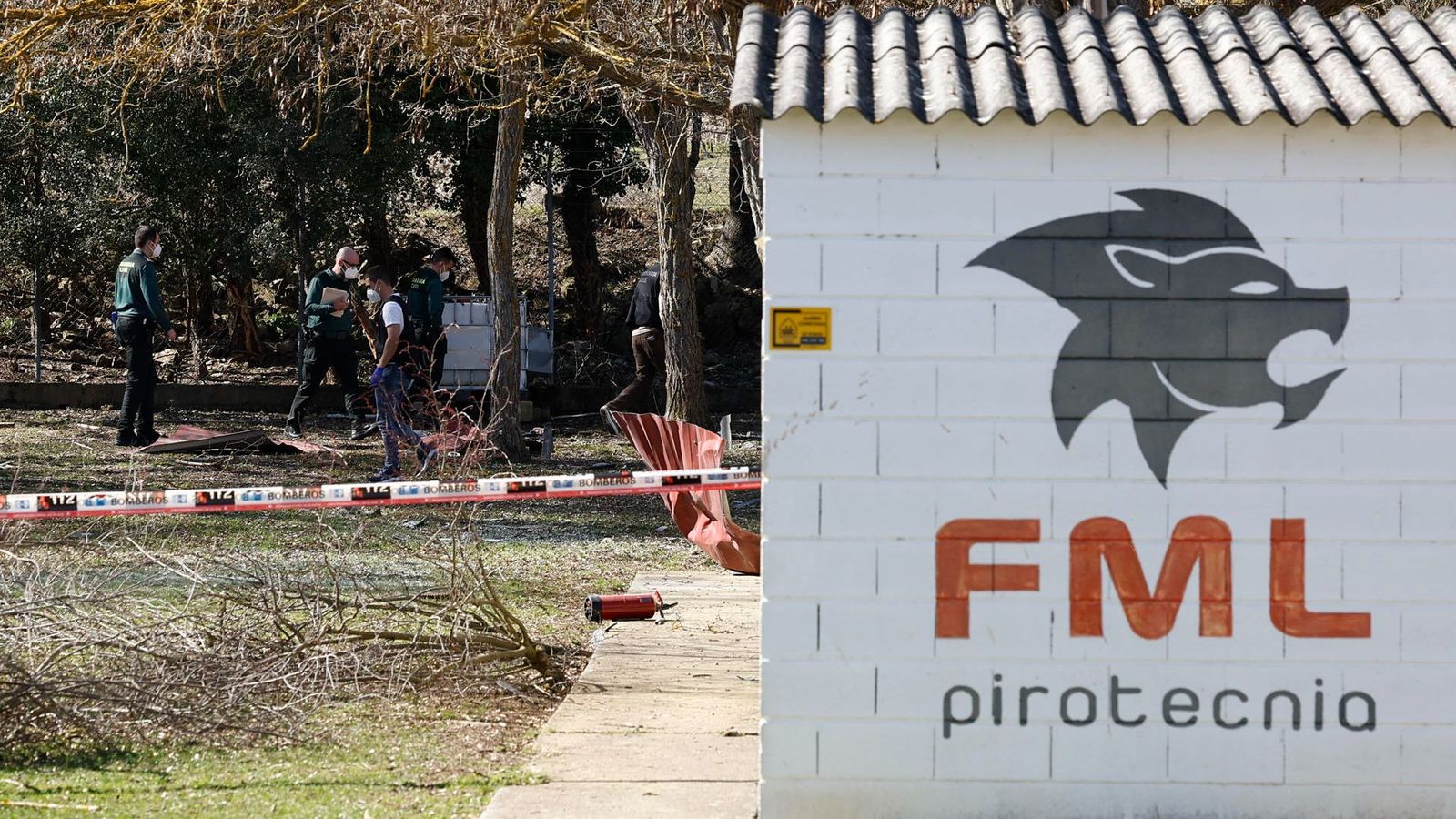 La Guàrdia Civil inspecciona el recinte de la pirotecnia de Lantarón (Àlaba) on s'ha registrat l'explosió este dilluns