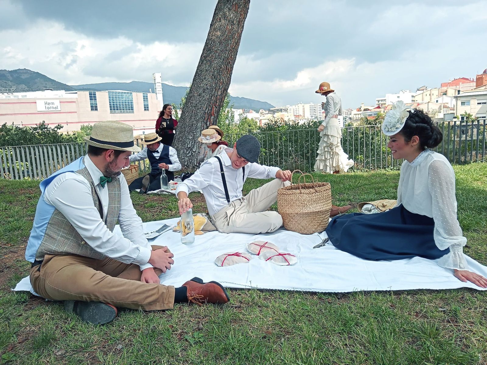Un grup d'alcoians gaudint del pícnic modernista