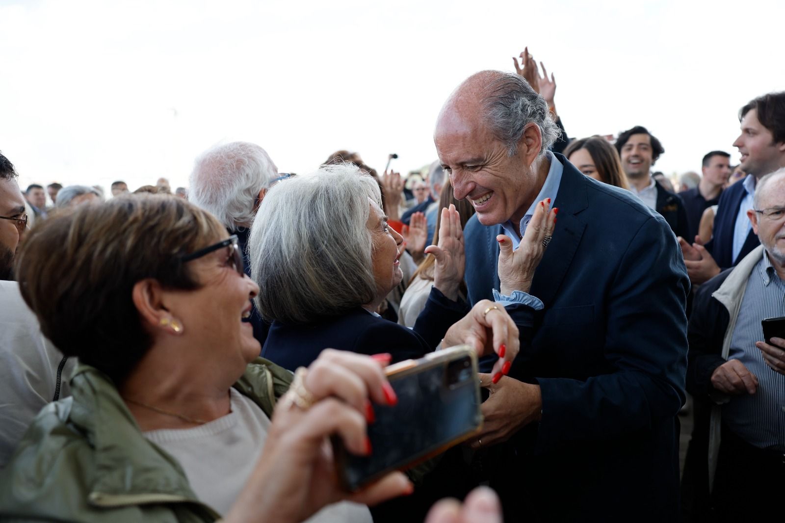 Camps és rebut amb aplaudiments