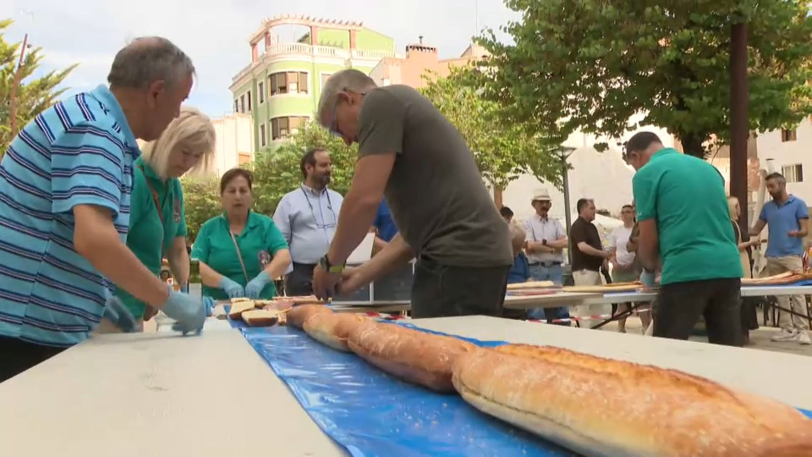 Preparació dels entrepans de pernil solidaris