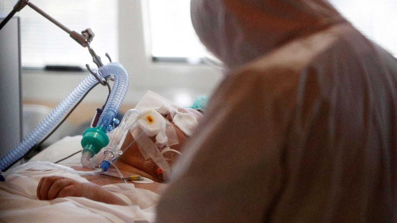 Un sanitari atén a un pacient amb Covid-19 a l’hospital Casalpalocco de Roma