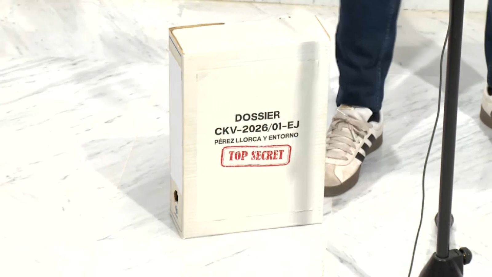 Crònica en vídeo sobre la sessió de les Corts. En imatge, el dossier presentat pel PSPV-PSOE sobre Pérez Llorca