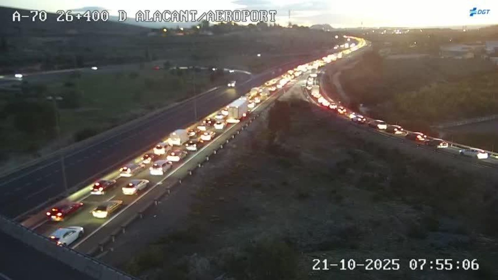 Monumental retenció este dimarts en l'enllaç de la carretera de l'aeroport d'Alacant amb l'A-70 Monumental retenció este dimarts en l'enllaç de la carretera de l'aeroport d'Elx amb l'A-70