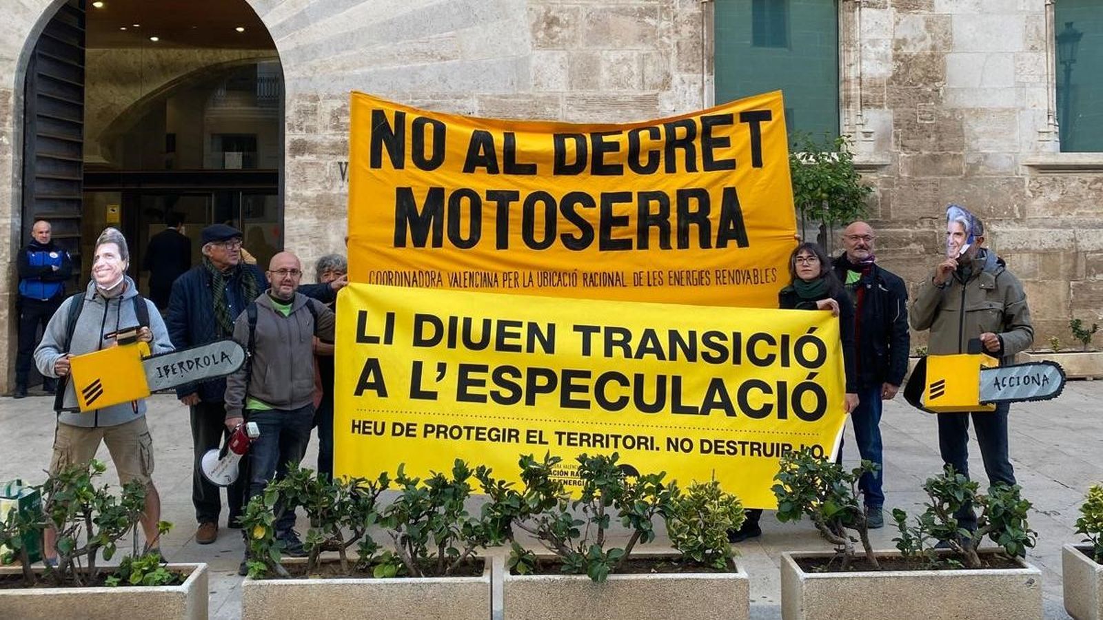 Protesta a les portes de les Corts contra l'aprovació de la llei de simplificació administrativa