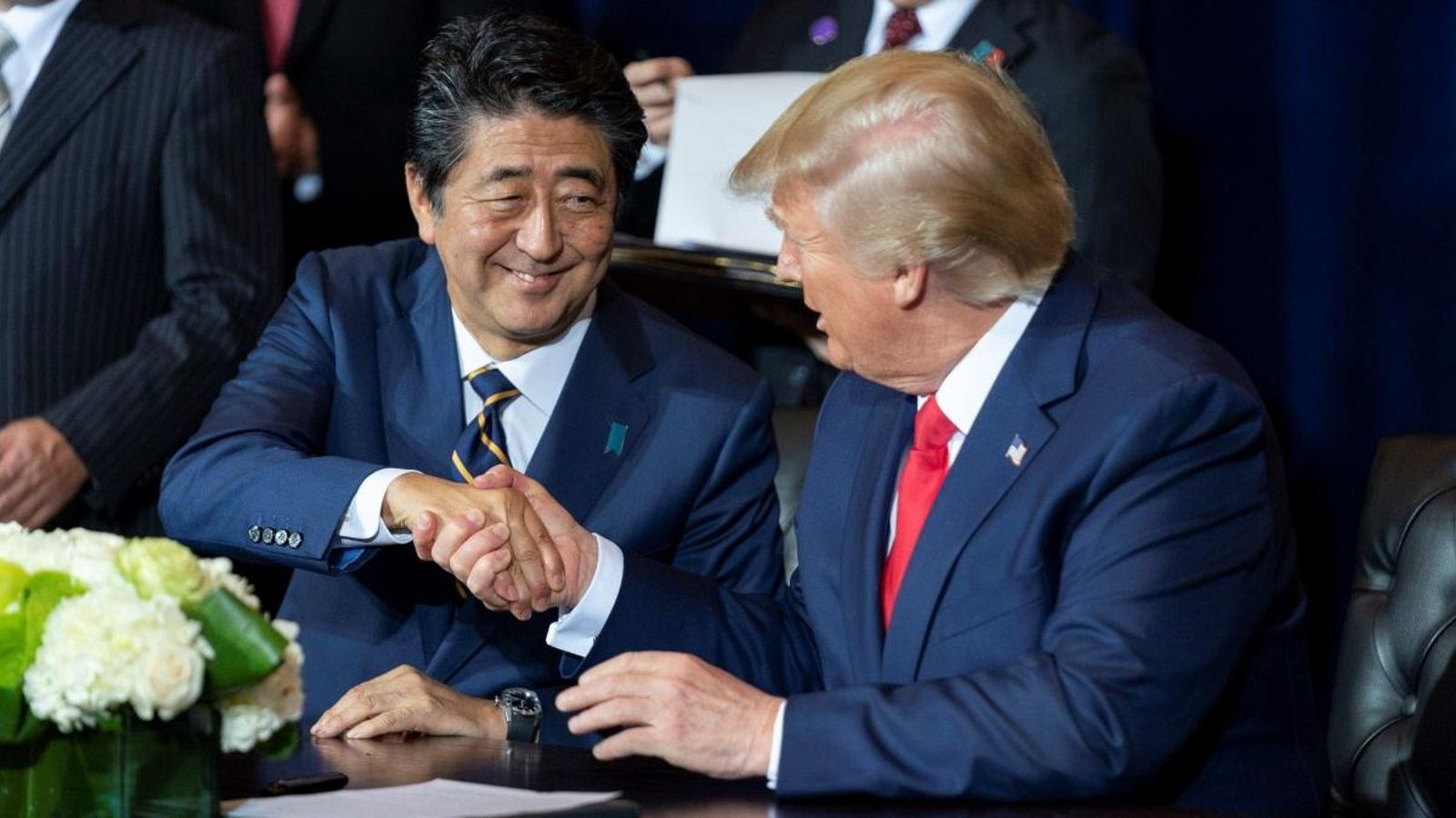 Shinzo Abe i Donald Trump escenifiquen l'acord Shinzo Abe i Donald Trump escenifiquen l'acord