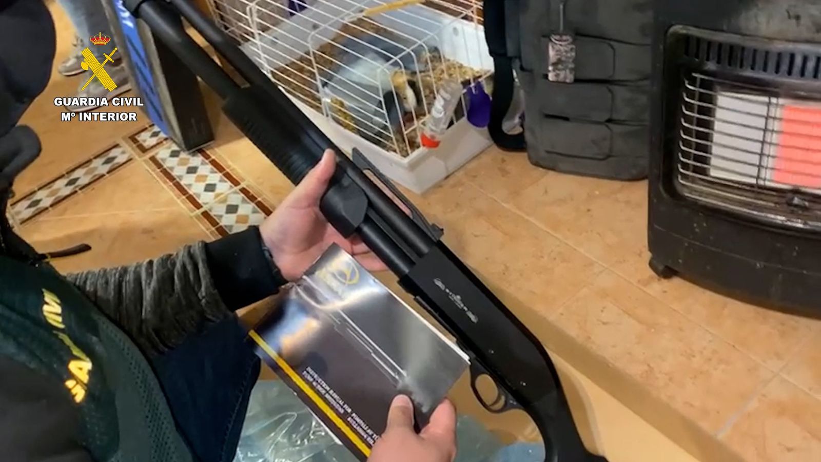 S'han confiscat deu armes de foc, més de 9.000 cartutxos, precursors d'explosius i nombroses armes prohibides, entre altres