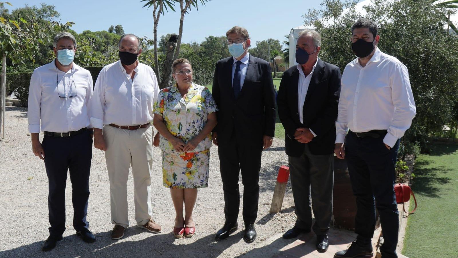 Ximo Puig posa amb empresaris i empresàries abans de l'esmorzar organitzat per Cambra València