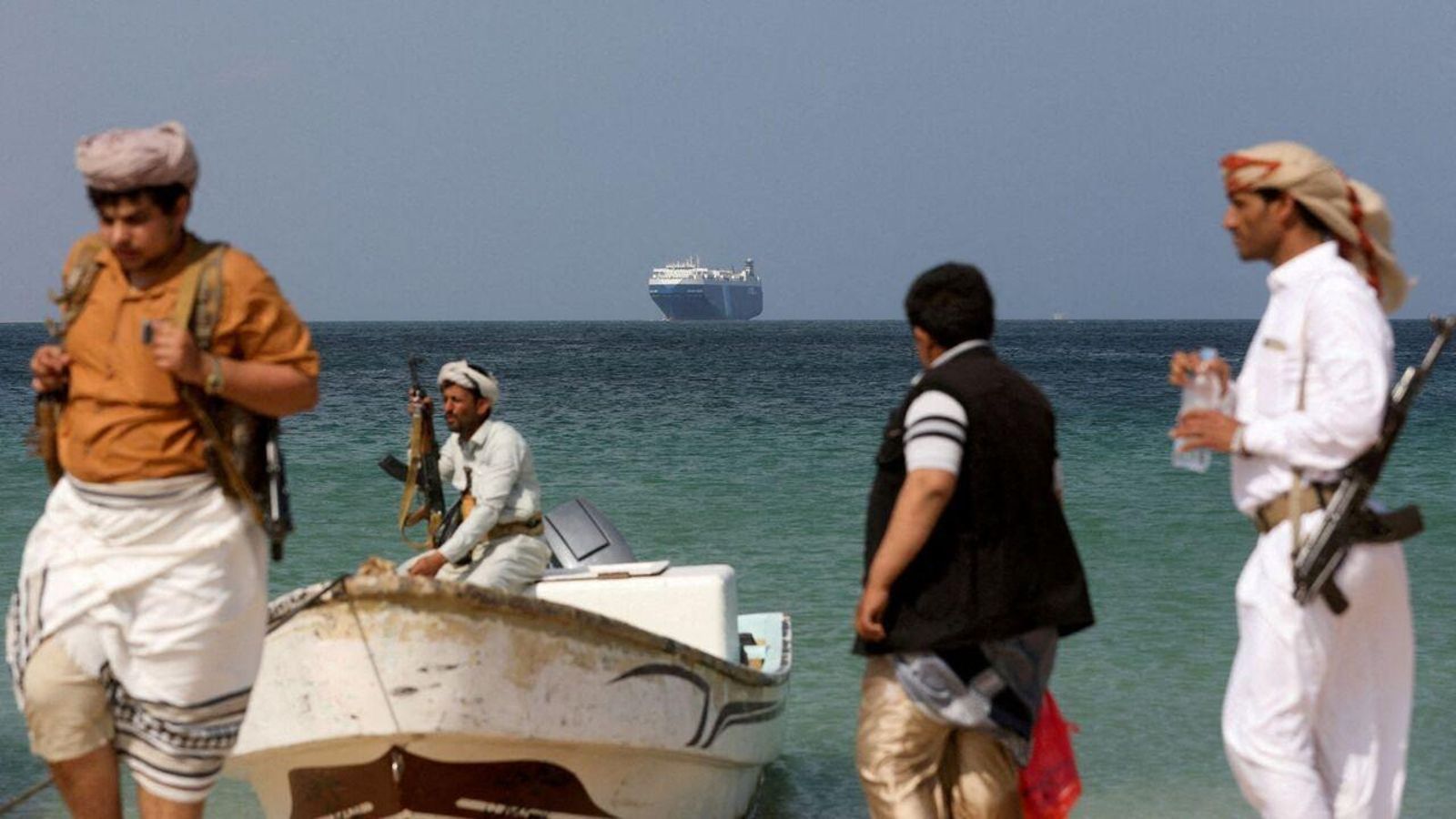 Homes armats a la platja mentre el vaixell comercial Galaxy Leader, confiscat pels houthis el mes passat, està ancorat enfront de la costa del Iemen