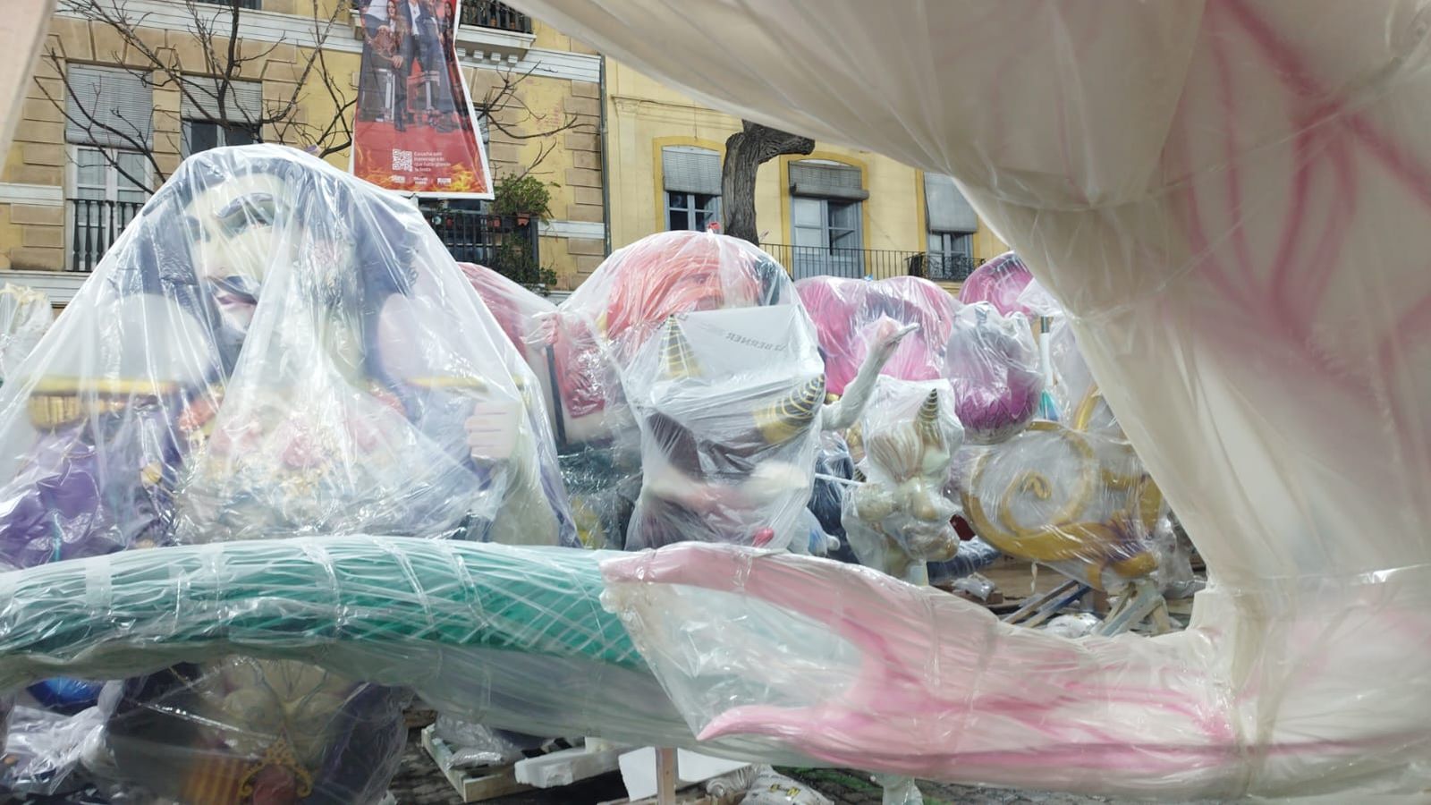 Les peces de la falla de Na Jordana arriben a la plaça on planta esta comissió