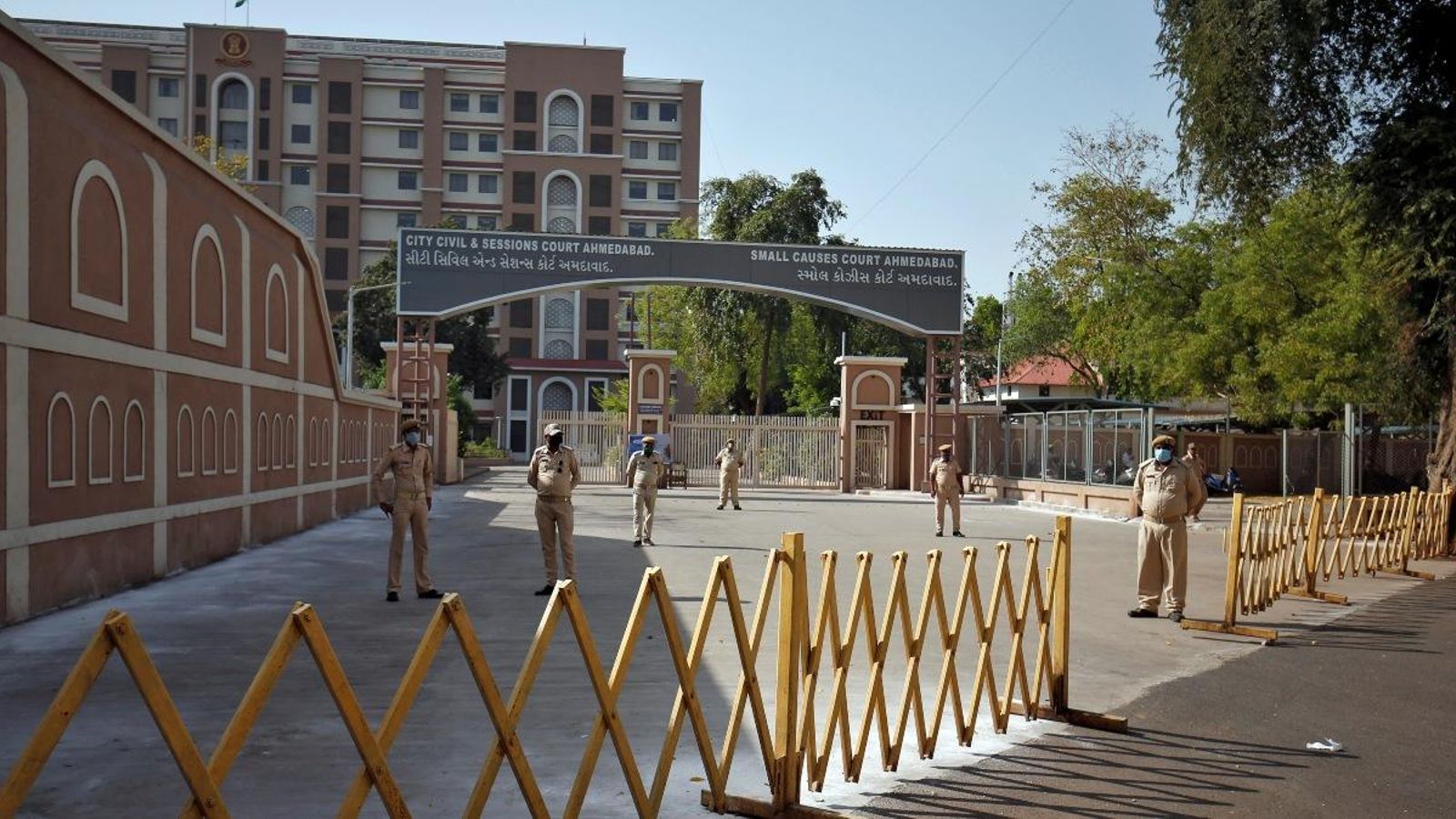 Un grup de policies custòdia els accessos a un edifici oficial a Ahmedabad, a l’estat de Guyarat