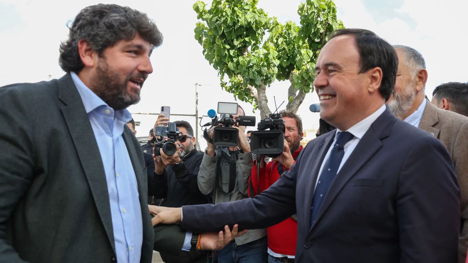 El president de Múrcia i el de la Comunitat Valenciana se saluden en l'acte en defensa del Tajo-Segura celebrat a Pilar de la Horadada