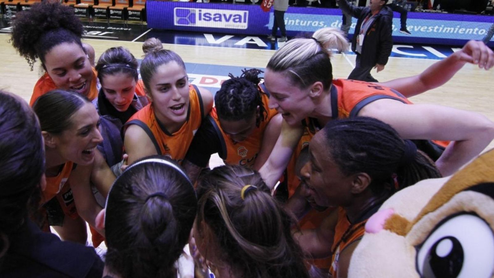 Les jugadores del València Basket celebrant una victòria