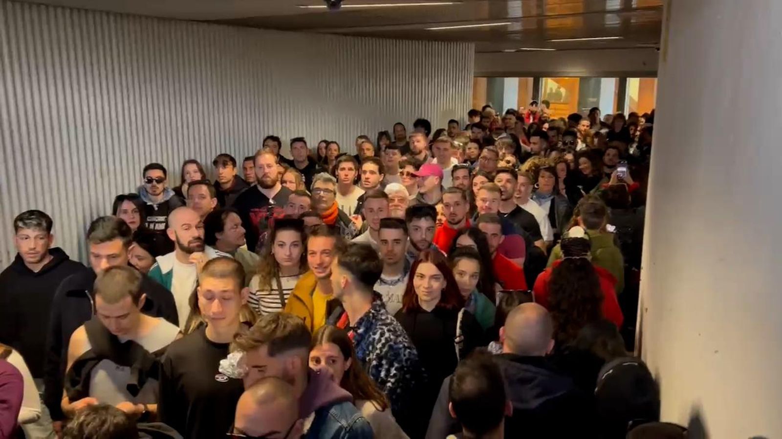 Pont de les Germanies de València, col·lapsat de gent durant les Falles