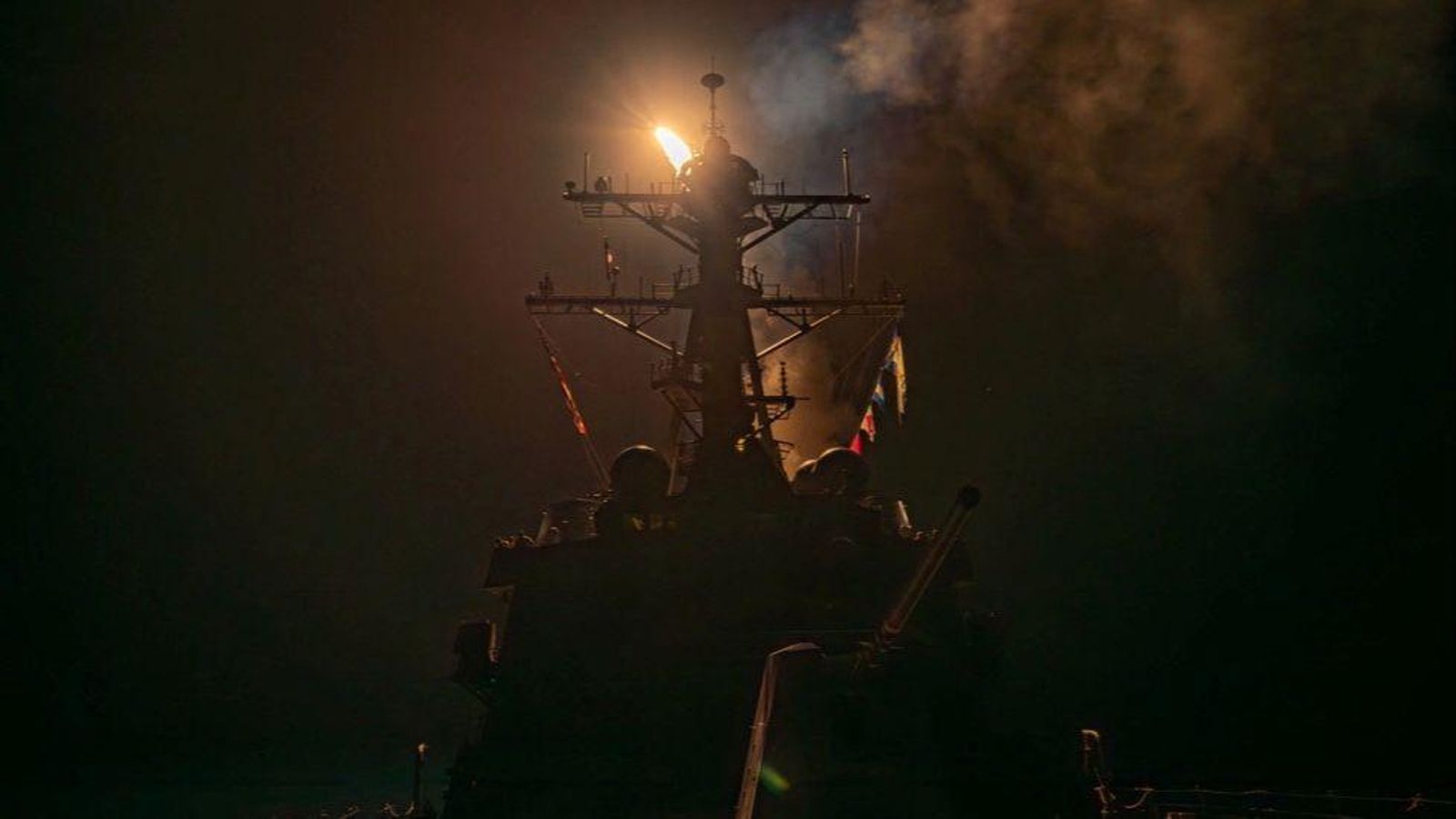 Un míssil és llançat des d'un vaixell de guerra dels EUA contra objectius militars houthis Un míssil és llançat des d'un vaixell de guerra dels EUA contra objectius militars houthis