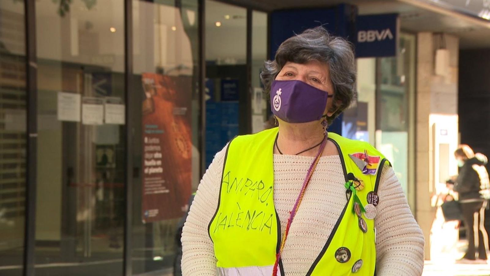 Amparo Molina davant de la sucursal del banc