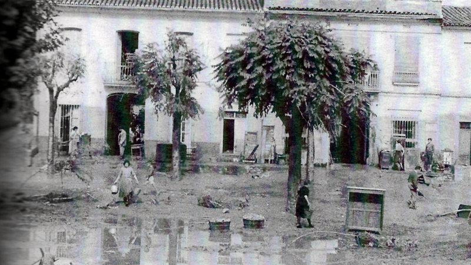 La casa de Carmen Fentes (dreta) a Bétera els dies posteriors a la riuada del 1949
