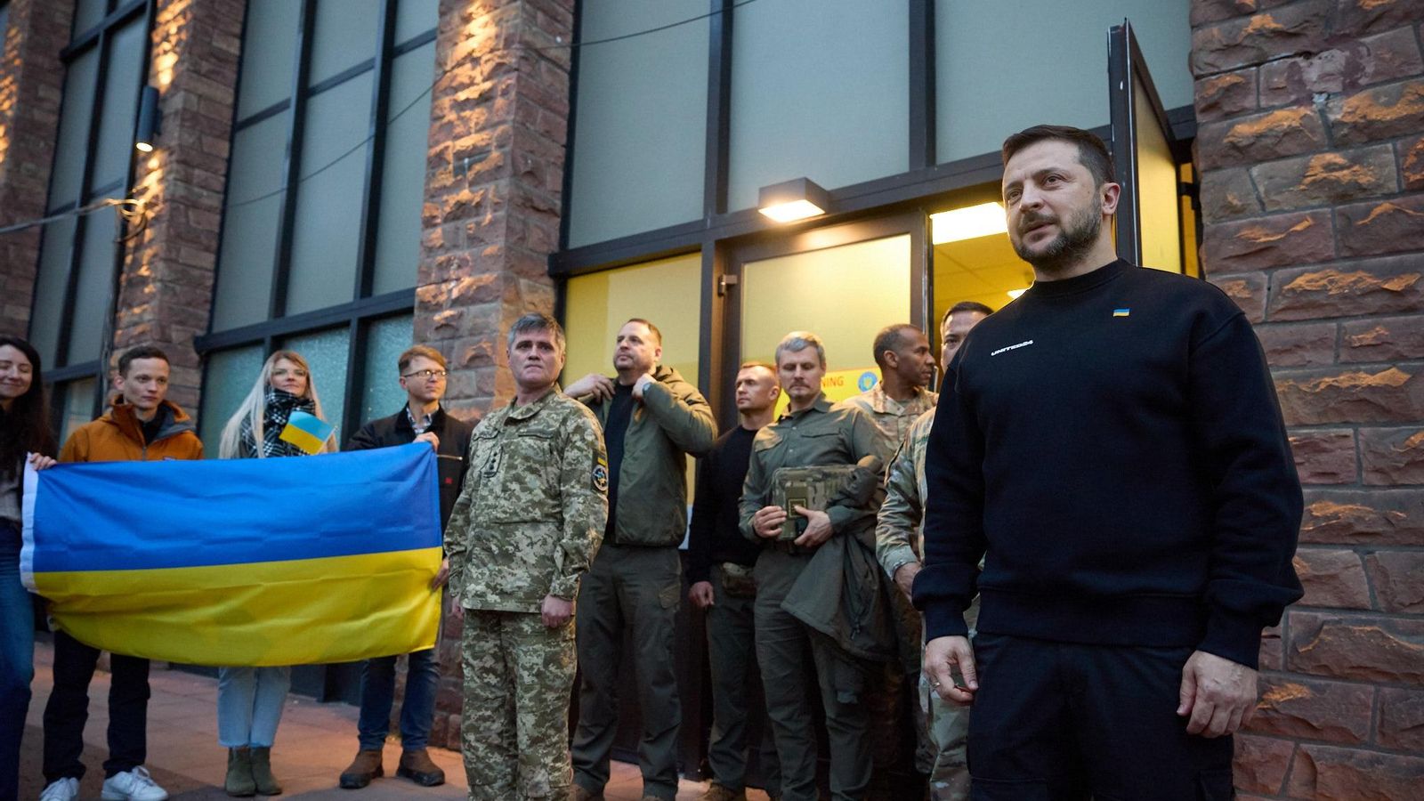 Zelenski en la seua visita a la base de Wiesbaden, Alemanya, seu de l'Exèrcit dels EUA a Europa i Àfrica