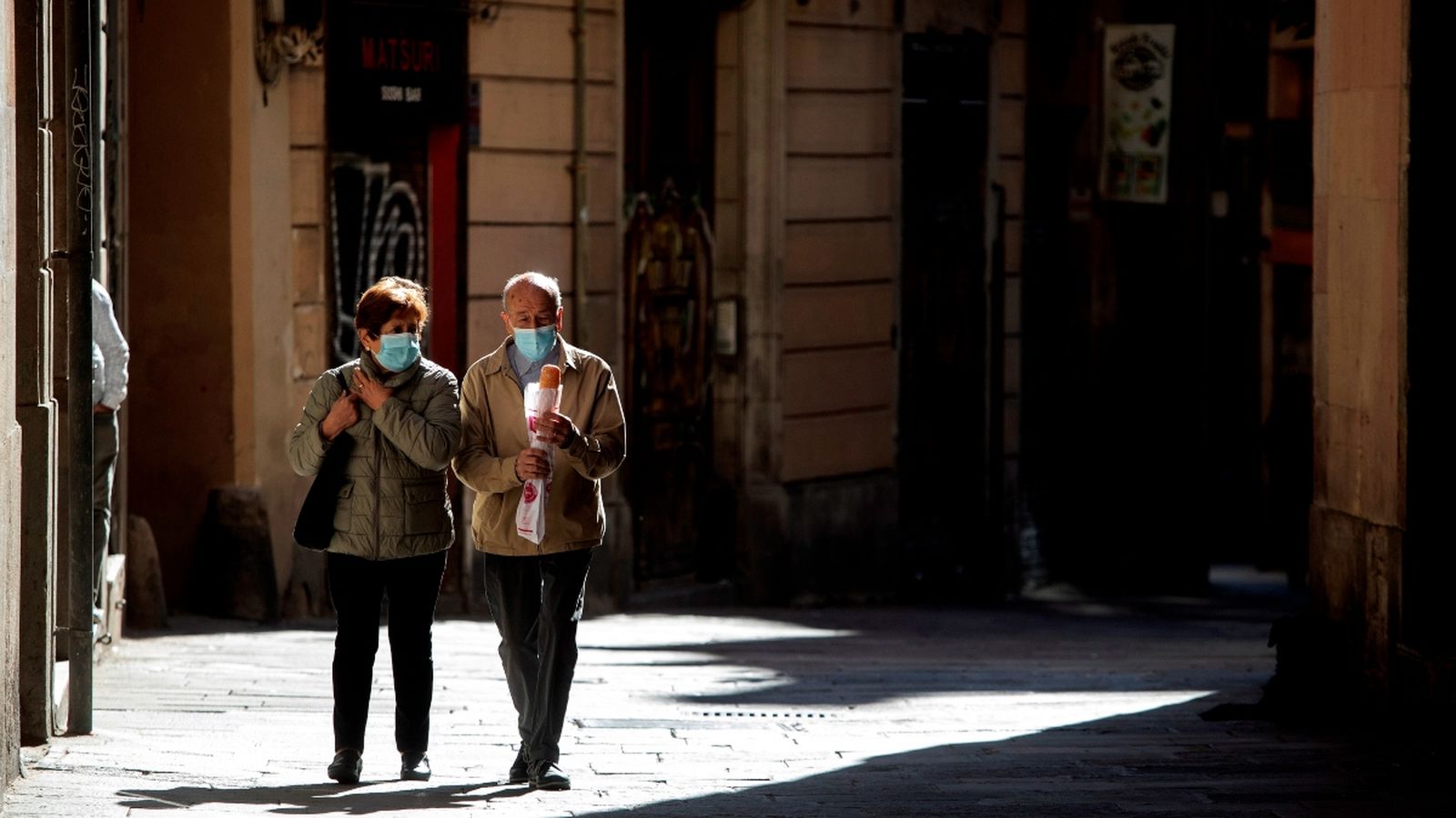 Dues persones passegen pel centre de València