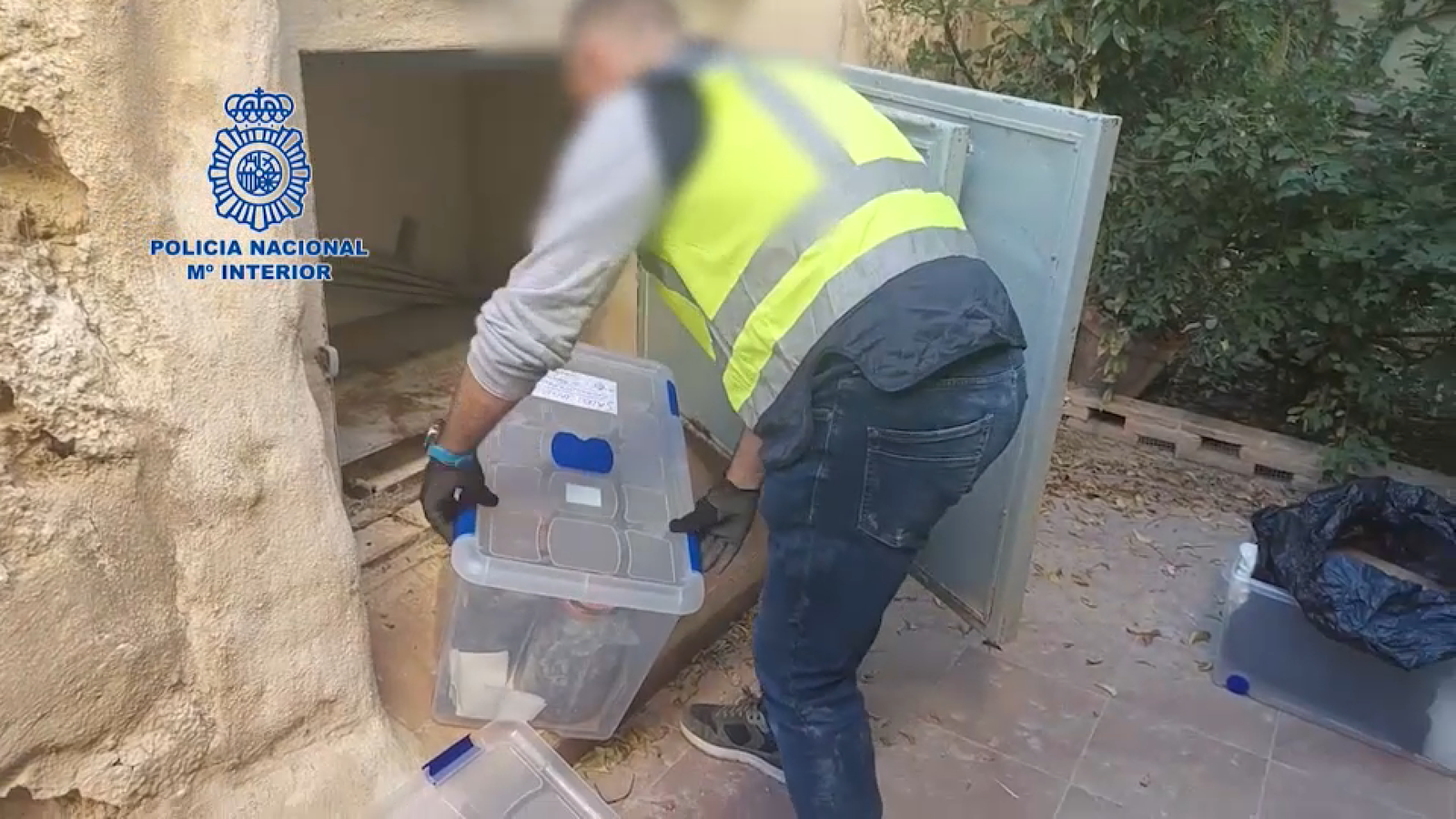 Els agents han tobat un zulo amb 180 kilos de mercuri