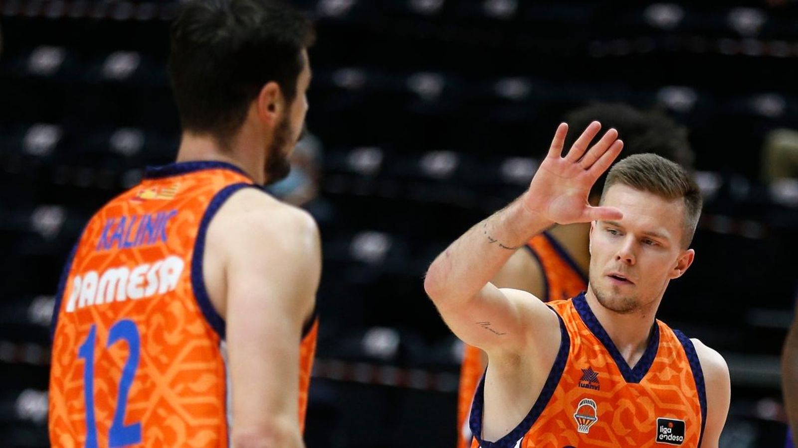 Hermannsson i Kalinic celebren una cistella Hermannsson i Kalinic celebren una cistella