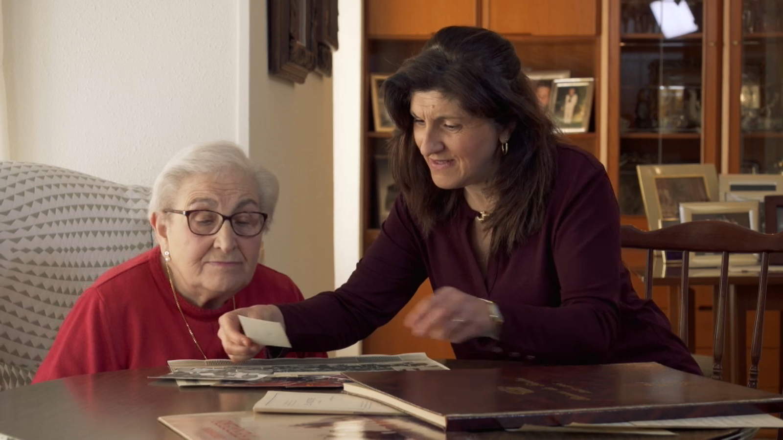 Pilar Ferrero, la filla del mestre Ferrero, amb sa mare i viuda del músic, Pilar Silvage