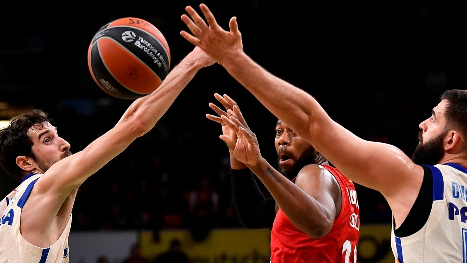 Guillem Vives i Dubljevic disputen un baló amb  Greg Monroe