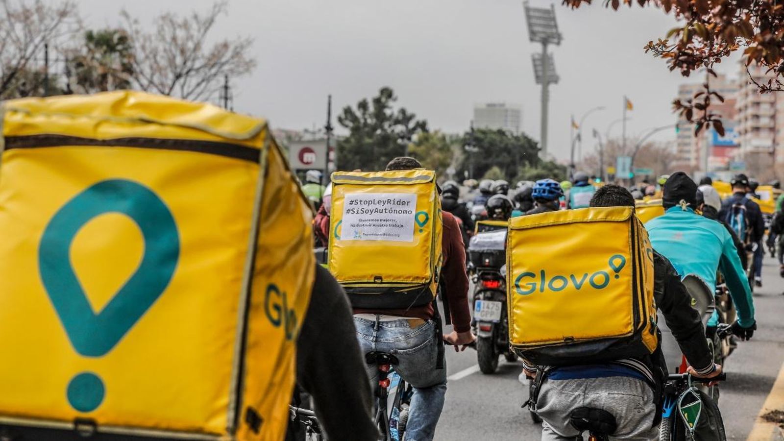 Protesta a València dels treballadors d'una plataforma informàtica de menjar a domicili