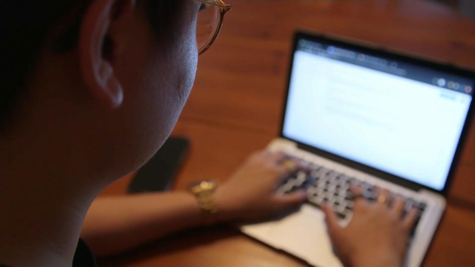 La meitat de les joves manifesten haver sigut assetjades en internet i les xarxes socials