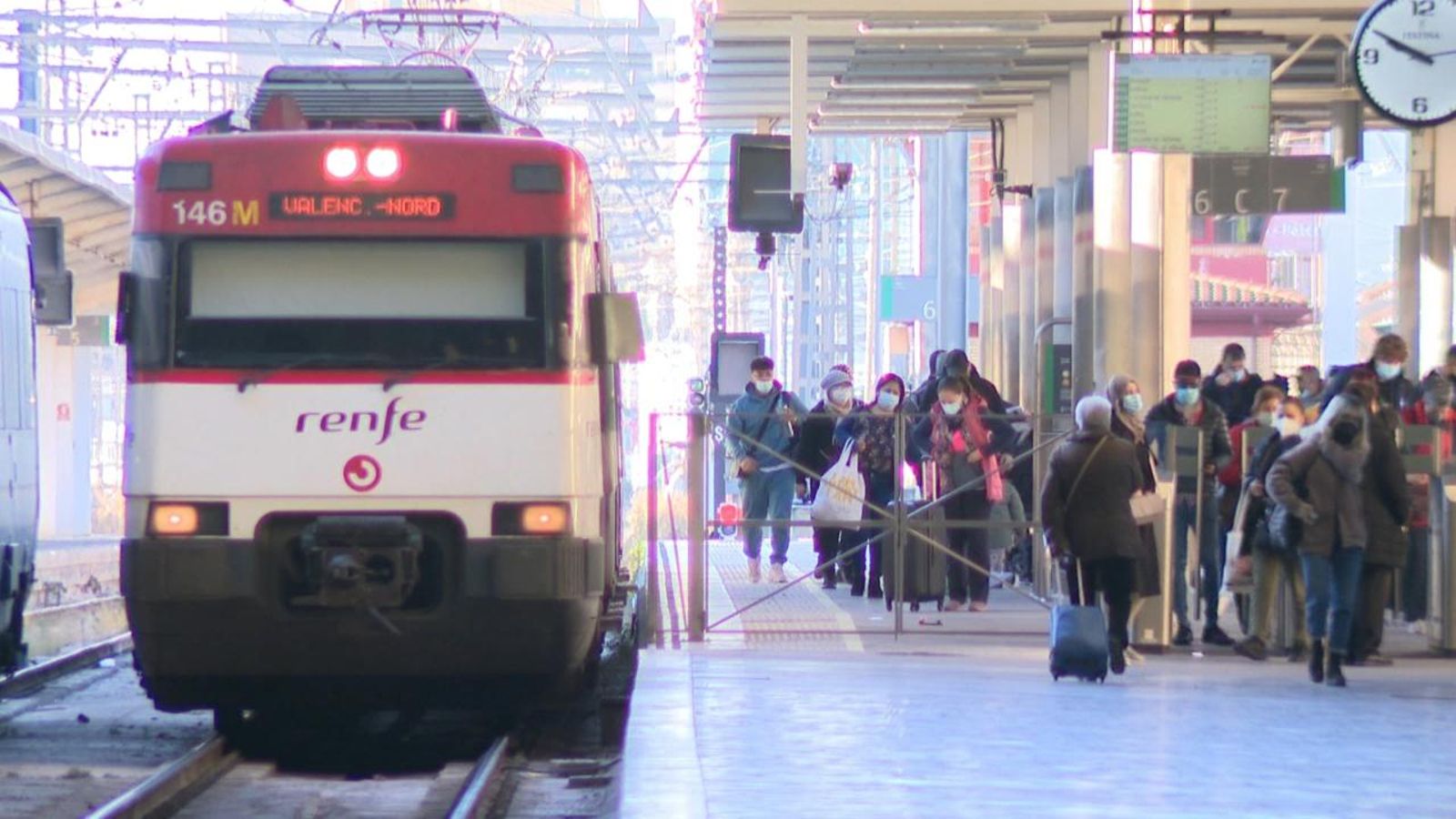 Passatgers ixen d'un comboi de Renfe a l'Estació del Nord de València Passatgers abandonen un comboi de Renfe a l'Estació del Nord de València