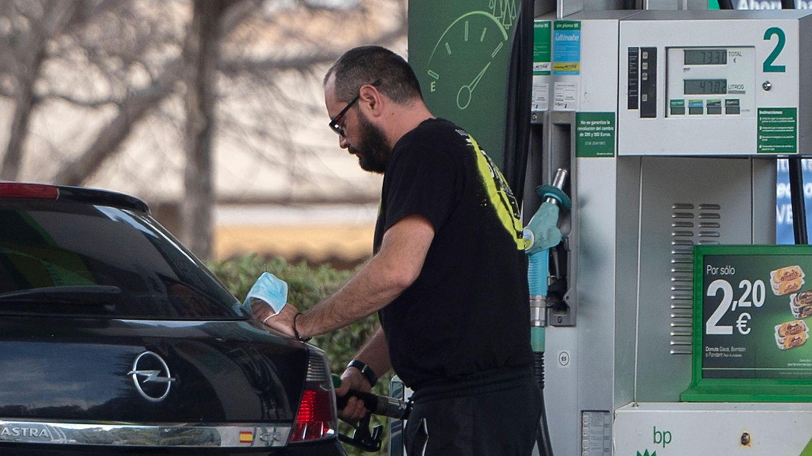 Una persona reposta combustible en una gasolinera