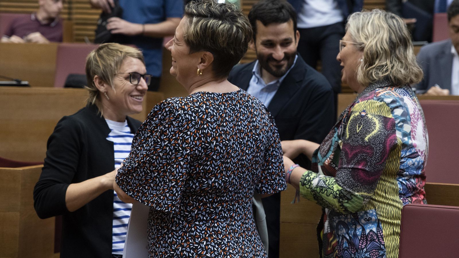 La síndica de Compromís Papi Robles; la consellera d'Educació, Cultura i Esport, Raquel Tamarit; l'exconseller d'Educació, Vicent Marzà i la diputada de Cs, Mamen Peris, mantenen una conversa en un ple de les Corts Valencianes, en arxiu