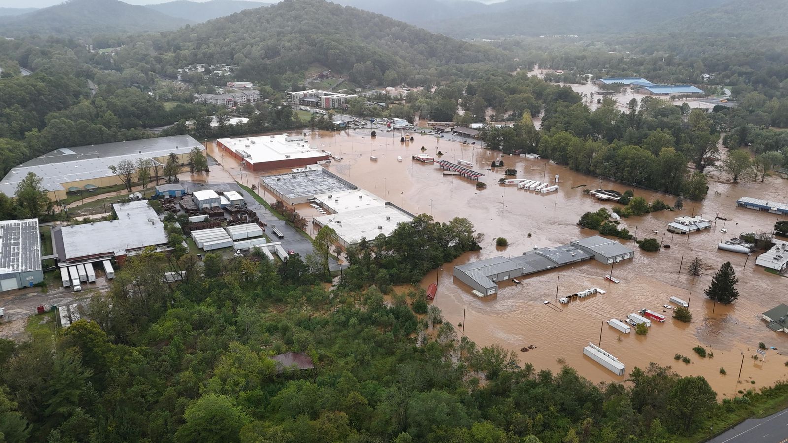Les inundacions provocades per l'huracà Helene cobreixen els carrers d'Asheville, Carolina del Nord,